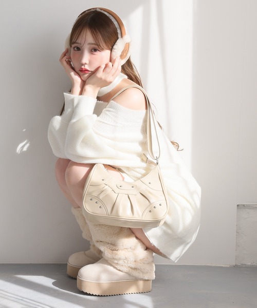 one after another NICE CLAUP(ワンアフターアナザーナイスクラップ)の「チョーカー付きオフショルニットワンピース(ワンピース・レディース・オフホワイト/ピンク/チャコールグレー/ベージュ・FREE)」の18枚目の写真