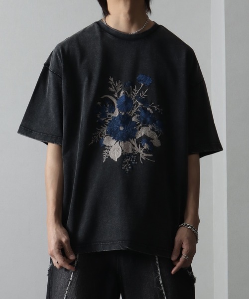 welise（ウェライズ）の「【welise/ウェライズ】＜Embroidery＞レトロフラワー スノーヴィンテージダイ加工 オーバーサイズ半袖Tシャツ（Tシャツ/カットソー・メンズ・ブラック系その他4/ブラック系その他2/ブラック系その他/ブラック系その他3・S/M/L）」の2枚目の写真