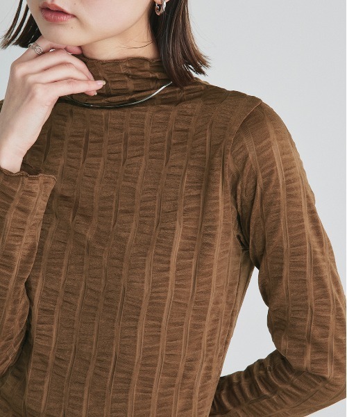 ad thie（アドティエ）の「シャーリング ハイネック トップス（Tシャツ/カットソー・レディース・カーキ/ブラック/ブラウン/オフホワイト・FREE）」の4枚目の写真