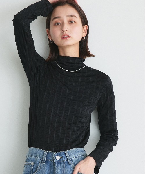 ad thie（アドティエ）の「シャーリング ハイネック トップス（Tシャツ/カットソー・レディース・カーキ/ブラック/ブラウン/オフホワイト・FREE）」の3枚目の写真