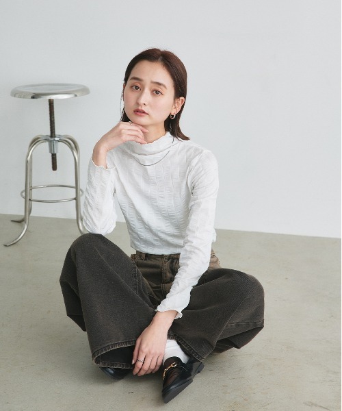 ad thie（アドティエ）の「シャーリング ハイネック トップス（Tシャツ/カットソー・レディース・カーキ/ブラック/ブラウン/オフホワイト・FREE）」の17枚目の写真
