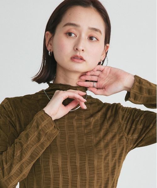 ad thie（アドティエ）の「シャーリング ハイネック トップス（Tシャツ/カットソー・レディース・カーキ/ブラック/ブラウン/オフホワイト・FREE）」の5枚目の写真