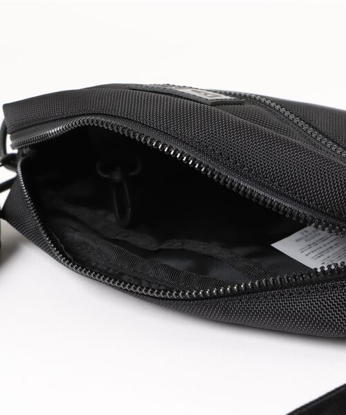 NEW ERA(ニューエラ)の「【ムラサキスポーツ別注】NEW ERA/ニューエラ ショルダーバック S POUCH LARGE MS 14699378(ショルダーバッグ・メンズ・ブラック・FREE)」の4枚目の写真