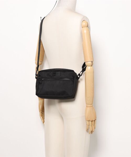 NEW ERA(ニューエラ)の「【ムラサキスポーツ別注】NEW ERA/ニューエラ ショルダーバック S POUCH LARGE MS 14699378(ショルダーバッグ・メンズ・ブラック・FREE)」の5枚目の写真