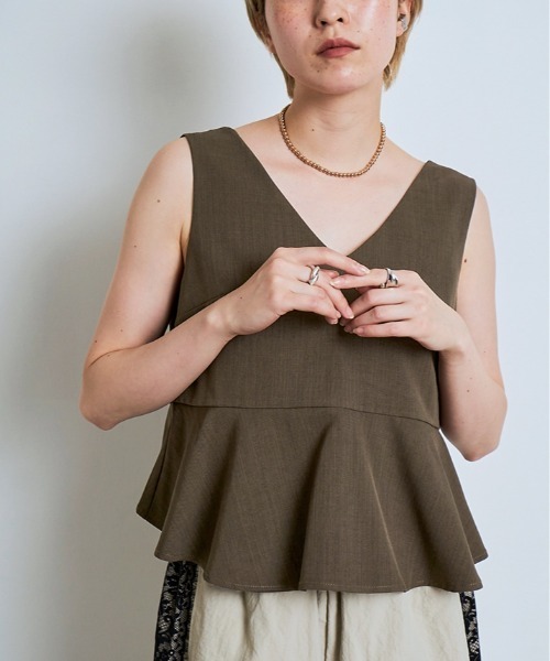 W:Huku（フーク）の「【W:Huku / イージーライトシリーズ】ノースリーブ ぺプラム ショート トップス（Tシャツ/カットソー・レディース・ブラック/オフホワイト/グリーン系その他/チャコール/ブラウン・M/L）」の4枚目の写真