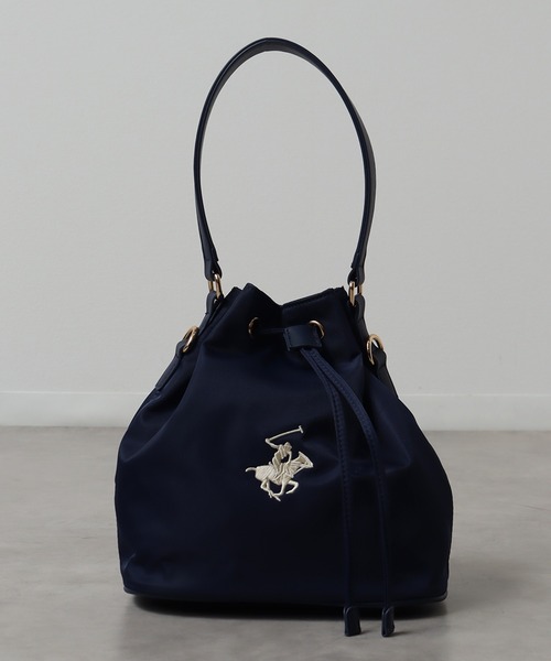 BEVERLY HILLS POLO CLUB(ビバリーヒルズポロクラブ)の「【Beverly Hills Polo Club/ビバリーヒルズポロクラブ】 ポニーロゴ刺繍 2WAYナイロン巾着型バッグ(ショルダーストラップ付)(ハンドバッグ・レディース・ブラック/グレー/ベージュ/ネイビー・FREE)」の10枚目の写真
