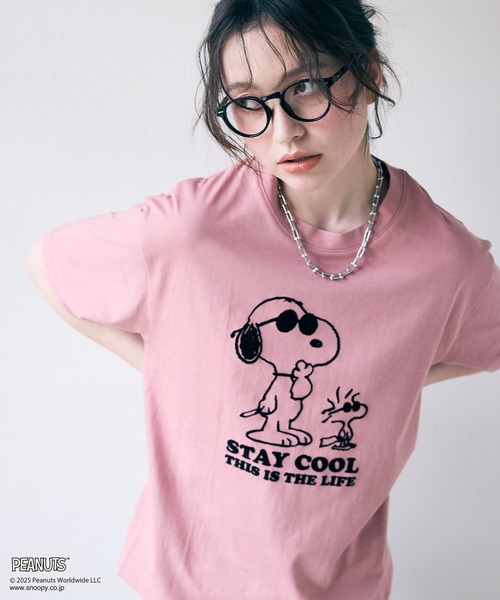 PEANUTS（ピーナッツ）の「【PEANUTS/ピーナッツ】SNOOPY/スヌーピー＆ウッドストックフロッキープリントTシャツ（Tシャツ/カットソー・レディース・オフホワイト/ピンク/モカ/ネイビー・M/L/LL/3L）」の4枚目の写真