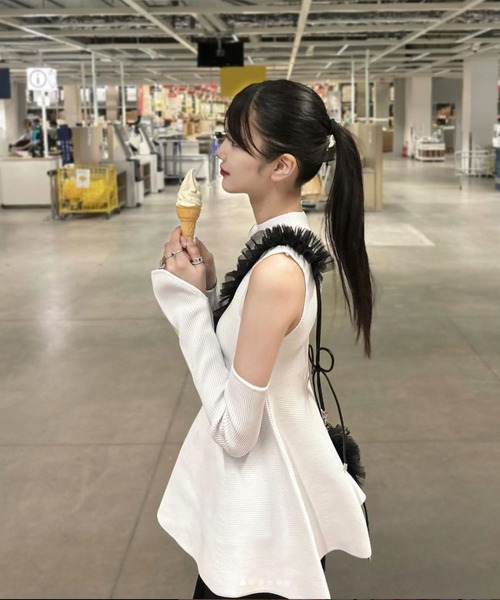 SOLA(ソラ)の「ペプラムアームウォーマーチュニック【iori_2038】(その他トップス・レディース・ホワイト/ボルドー/ブラック・FREE)」の1枚目の写真