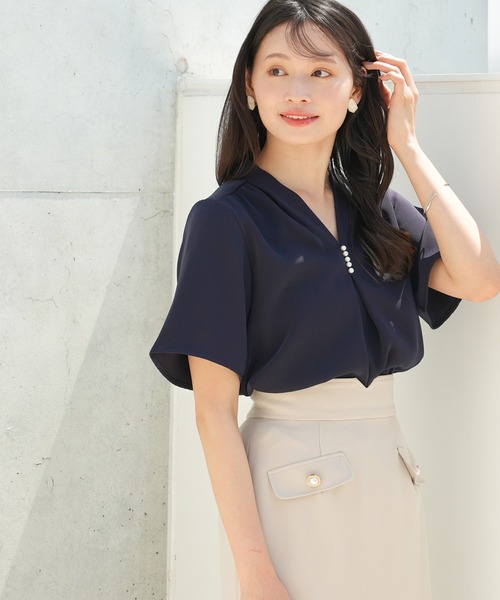 TRUDEA(トルディア)の「【UVカット,防汚加工,ウォッシャブル,防シワ】マルチファンクションVネックパール半袖ブラウス(ビジネスシャツ・レディース・ピンクベージュ/ライトグレー/ホワイト/ネイビー・SMALL/MEDIUM/LARGE)」の4枚目の写真