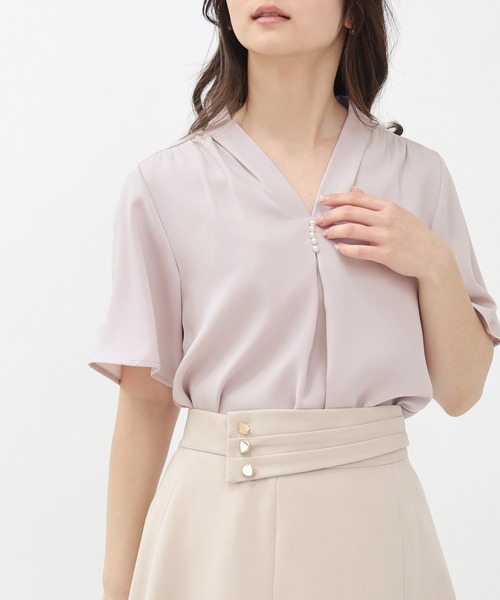 TRUDEA(トルディア)の「【UVカット,防汚加工,ウォッシャブル,防シワ】マルチファンクションVネックパール半袖ブラウス(ビジネスシャツ・レディース・ピンクベージュ/ライトグレー/ホワイト/ネイビー・SMALL/MEDIUM/LARGE)」の2枚目の写真