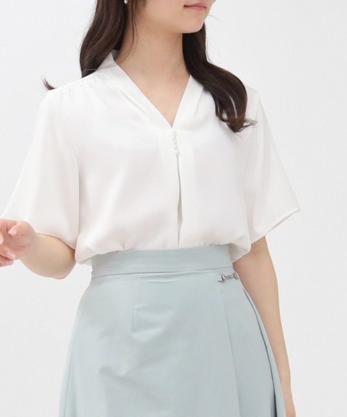 TRUDEA(トルディア)の「【UVカット,防汚加工,ウォッシャブル,防シワ】マルチファンクションVネックパール半袖ブラウス(ビジネスシャツ・レディース・ピンクベージュ/ライトグレー/ホワイト/ネイビー・SMALL/MEDIUM/LARGE)」の1枚目の写真