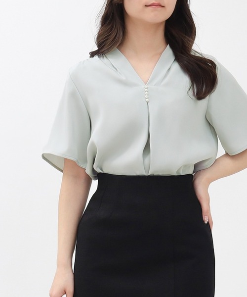 TRUDEA(トルディア)の「【UVカット,防汚加工,ウォッシャブル,防シワ】マルチファンクションVネックパール半袖ブラウス(ビジネスシャツ・レディース・ピンクベージュ/ライトグレー/ホワイト/ネイビー・SMALL/MEDIUM/LARGE)」の3枚目の写真