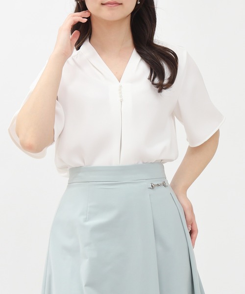 TRUDEA(トルディア)の「【UVカット,防汚加工,ウォッシャブル,防シワ】マルチファンクションVネックパール半袖ブラウス(ビジネスシャツ・レディース・ピンクベージュ/ライトグレー/ホワイト/ネイビー・SMALL/MEDIUM/LARGE)」の10枚目の写真