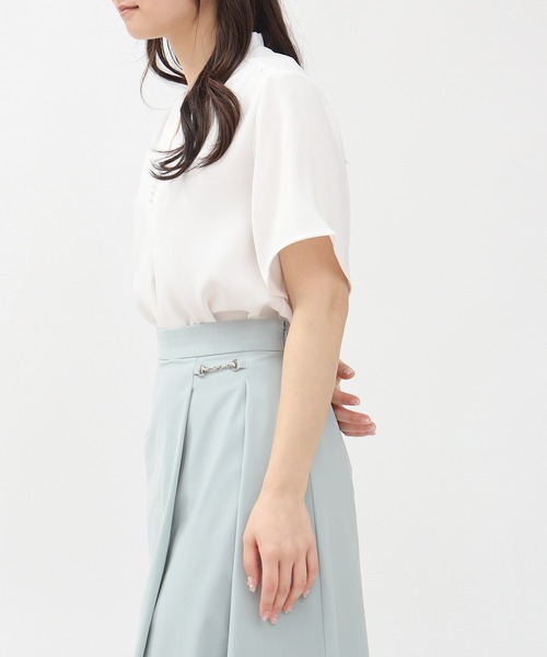TRUDEA(トルディア)の「【UVカット,防汚加工,ウォッシャブル,防シワ】マルチファンクションVネックパール半袖ブラウス(ビジネスシャツ・レディース・ピンクベージュ/ライトグレー/ホワイト/ネイビー・SMALL/MEDIUM/LARGE)」の11枚目の写真