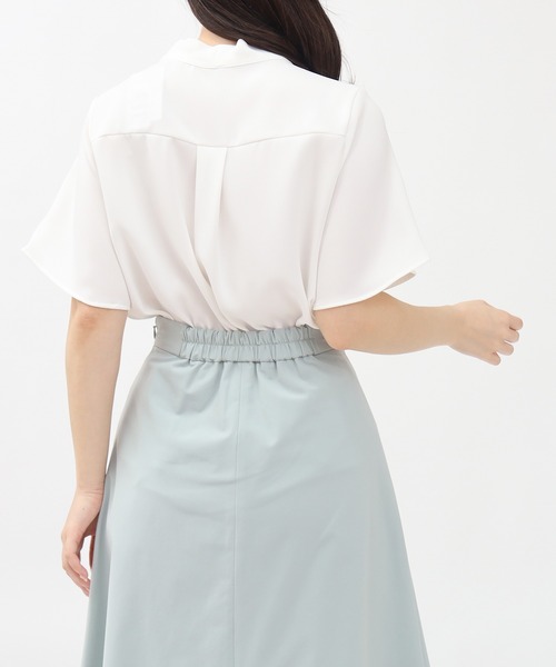 TRUDEA(トルディア)の「【UVカット,防汚加工,ウォッシャブル,防シワ】マルチファンクションVネックパール半袖ブラウス(ビジネスシャツ・レディース・ピンクベージュ/ライトグレー/ホワイト/ネイビー・SMALL/MEDIUM/LARGE)」の12枚目の写真
