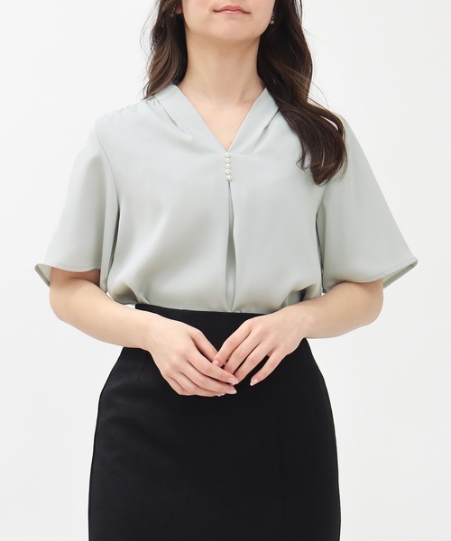 TRUDEA(トルディア)の「【UVカット,防汚加工,ウォッシャブル,防シワ】マルチファンクションVネックパール半袖ブラウス(ビジネスシャツ・レディース・ピンクベージュ/ライトグレー/ホワイト/ネイビー・SMALL/MEDIUM/LARGE)」の14枚目の写真