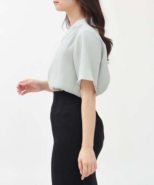 TRUDEA(トルディア)の「【UVカット,防汚加工,ウォッシャブル,防シワ】マルチファンクションVネックパール半袖ブラウス(ビジネスシャツ・レディース・ピンクベージュ/ライトグレー/ホワイト/ネイビー・SMALL/MEDIUM/LARGE)」の15枚目の写真