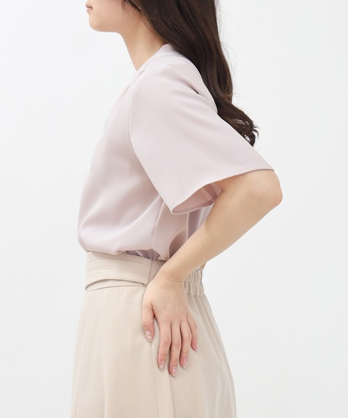 TRUDEA(トルディア)の「【UVカット,防汚加工,ウォッシャブル,防シワ】マルチファンクションVネックパール半袖ブラウス(ビジネスシャツ・レディース・ピンクベージュ/ライトグレー/ホワイト/ネイビー・SMALL/MEDIUM/LARGE)」の16枚目の写真