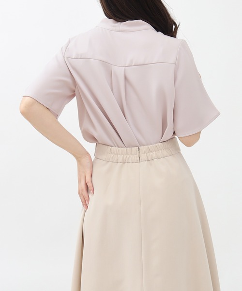 TRUDEA(トルディア)の「【UVカット,防汚加工,ウォッシャブル,防シワ】マルチファンクションVネックパール半袖ブラウス(ビジネスシャツ・レディース・ピンクベージュ/ライトグレー/ホワイト/ネイビー・SMALL/MEDIUM/LARGE)」の17枚目の写真