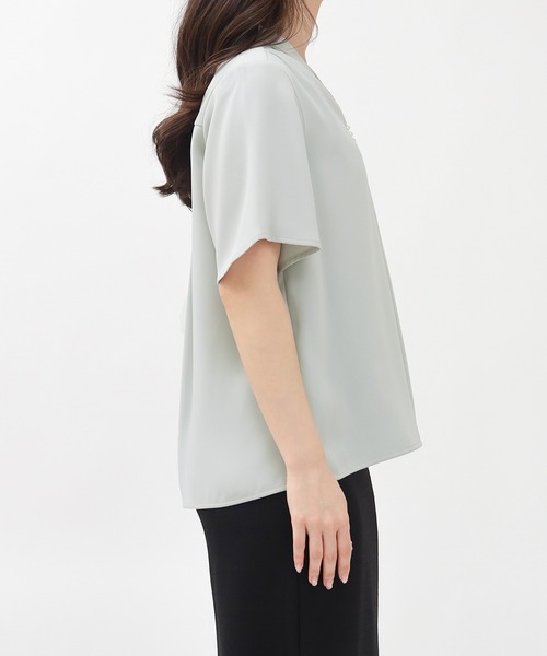 TRUDEA(トルディア)の「【UVカット,防汚加工,ウォッシャブル,防シワ】マルチファンクションVネックパール半袖ブラウス(ビジネスシャツ・レディース・ピンクベージュ/ライトグレー/ホワイト/ネイビー・SMALL/MEDIUM/LARGE)」の20枚目の写真