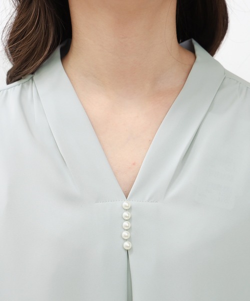 TRUDEA(トルディア)の「【UVカット,防汚加工,ウォッシャブル,防シワ】マルチファンクションVネックパール半袖ブラウス(ビジネスシャツ・レディース・ピンクベージュ/ライトグレー/ホワイト/ネイビー・SMALL/MEDIUM/LARGE)」の22枚目の写真