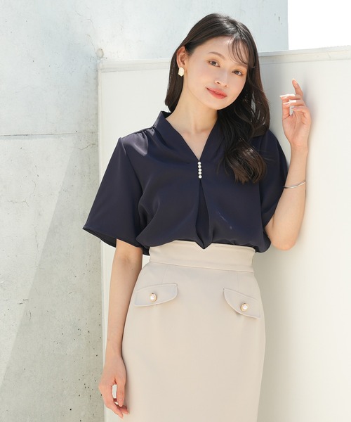 TRUDEA(トルディア)の「【UVカット,防汚加工,ウォッシャブル,防シワ】マルチファンクションVネックパール半袖ブラウス(ビジネスシャツ・レディース・ピンクベージュ/ライトグレー/ホワイト/ネイビー・SMALL/MEDIUM/LARGE)」の5枚目の写真