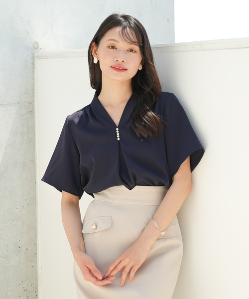 TRUDEA(トルディア)の「【UVカット,防汚加工,ウォッシャブル,防シワ】マルチファンクションVネックパール半袖ブラウス(ビジネスシャツ・レディース・ピンクベージュ/ライトグレー/ホワイト/ネイビー・SMALL/MEDIUM/LARGE)」の6枚目の写真