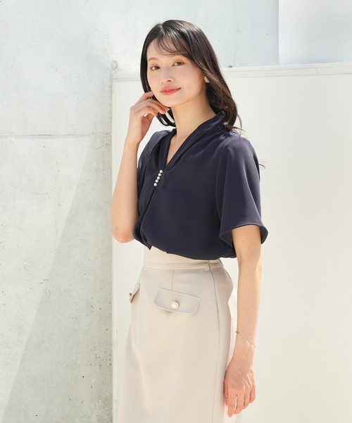 TRUDEA(トルディア)の「【UVカット,防汚加工,ウォッシャブル,防シワ】マルチファンクションVネックパール半袖ブラウス(ビジネスシャツ・レディース・ピンクベージュ/ライトグレー/ホワイト/ネイビー・SMALL/MEDIUM/LARGE)」の7枚目の写真