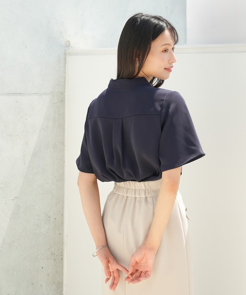 TRUDEA(トルディア)の「【UVカット,防汚加工,ウォッシャブル,防シワ】マルチファンクションVネックパール半袖ブラウス(ビジネスシャツ・レディース・ピンクベージュ/ライトグレー/ホワイト/ネイビー・SMALL/MEDIUM/LARGE)」の8枚目の写真