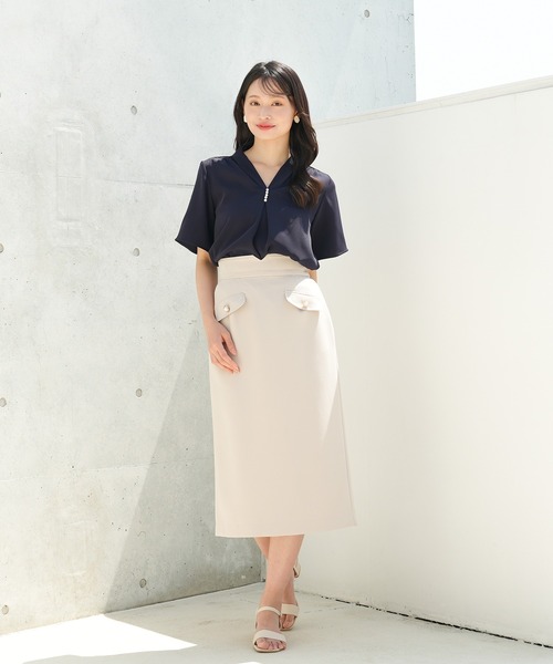 TRUDEA(トルディア)の「【UVカット,防汚加工,ウォッシャブル,防シワ】マルチファンクションVネックパール半袖ブラウス(ビジネスシャツ・レディース・ピンクベージュ/ライトグレー/ホワイト/ネイビー・SMALL/MEDIUM/LARGE)」の9枚目の写真
