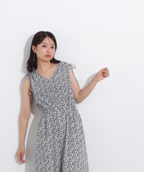 N.(N. Natural Beauty Basic)(エヌエヌナチュラルビューティーベーシック)の「【PS/低身長サイズ】フラワープリントノースリーブワンピース(ワンピース・レディース・ホワイト系その他/ブルー系その他/ブラック系その他・MEDIUM/P/S)」の4枚目の写真