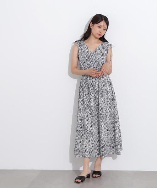 N.(N. Natural Beauty Basic)(エヌエヌナチュラルビューティーベーシック)の「【PS/低身長サイズ】フラワープリントノースリーブワンピース(ワンピース・レディース・ホワイト系その他/ブルー系その他/ブラック系その他・MEDIUM/P/S)」の6枚目の写真