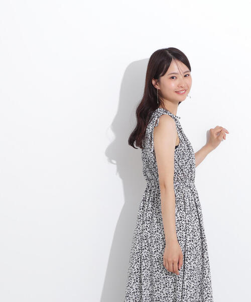 N.(N. Natural Beauty Basic)(エヌエヌナチュラルビューティーベーシック)の「【PS/低身長サイズ】フラワープリントノースリーブワンピース(ワンピース・レディース・ホワイト系その他/ブルー系その他/ブラック系その他・MEDIUM/P/S)」の7枚目の写真