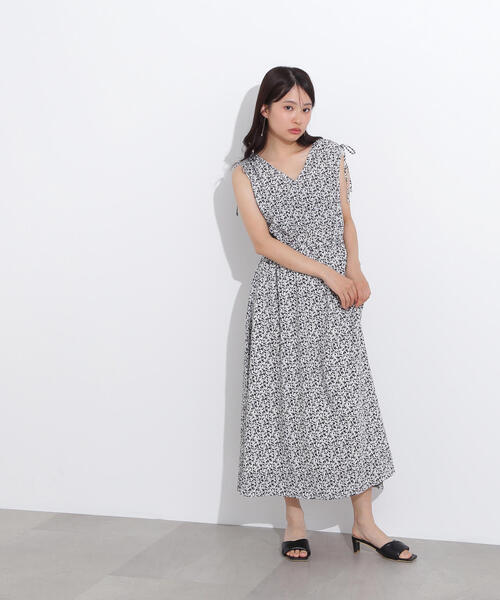 N.(N. Natural Beauty Basic)(エヌエヌナチュラルビューティーベーシック)の「【PS/低身長サイズ】フラワープリントノースリーブワンピース(ワンピース・レディース・ホワイト系その他/ブルー系その他/ブラック系その他・MEDIUM/P/S)」の8枚目の写真