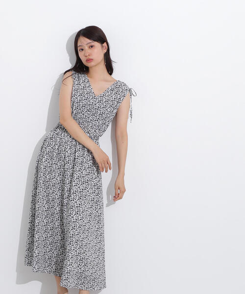N.(N. Natural Beauty Basic)(エヌエヌナチュラルビューティーベーシック)の「【PS/低身長サイズ】フラワープリントノースリーブワンピース(ワンピース・レディース・ホワイト系その他/ブルー系その他/ブラック系その他・MEDIUM/P/S)」の2枚目の写真