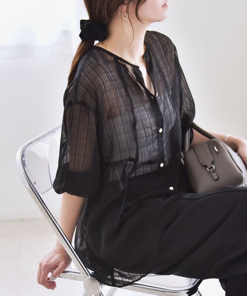 quaranciel（カランシエル）の「quaranciel:〈手洗い可能〉シアー チェック ノーカラー ハーフスリーブ ブラウス（シャツ/ブラウス・レディース・カーキ/ブラック・ONE SIZE）」の5枚目の写真