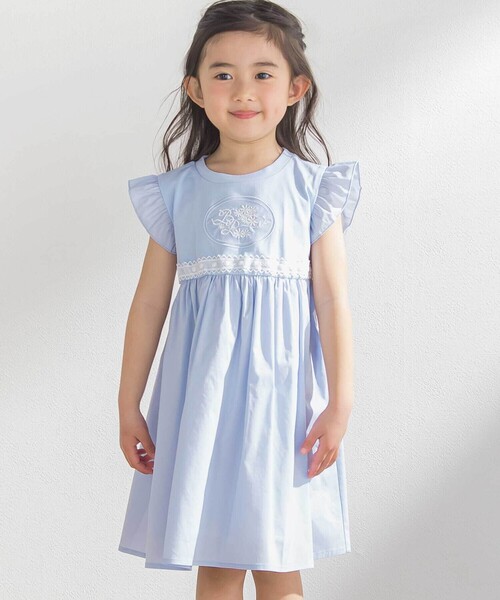 BeBe Petits Pois Vert(ベベプチポワヴェール)の「袖フリルエンブレム刺しゅうワンピース(95~150cm)(ワンピース・キッズ・ブルー/ホワイト・130cm/140cm/150cm/120cm)」の2枚目の写真