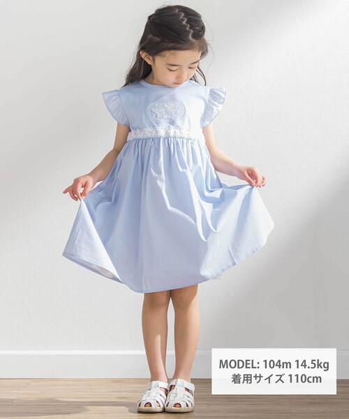 BeBe Petits Pois Vert(ベベプチポワヴェール)の「袖フリルエンブレム刺しゅうワンピース(95~150cm)(ワンピース・キッズ・ブルー/ホワイト・130cm/140cm/150cm/120cm)」の3枚目の写真