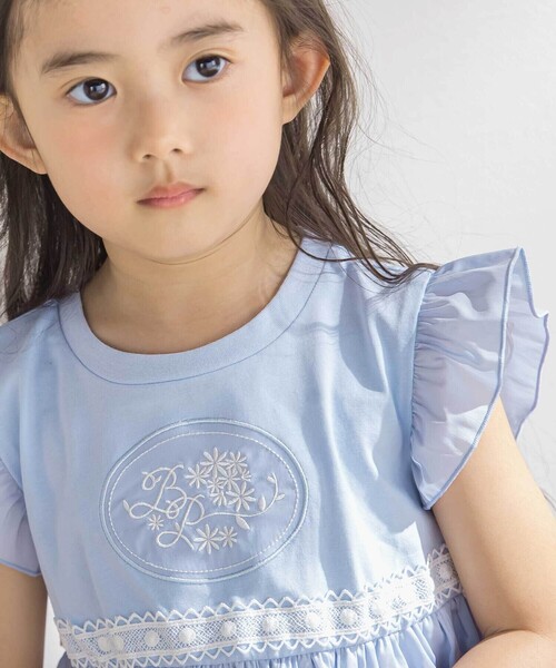 BeBe Petits Pois Vert(ベベプチポワヴェール)の「袖フリルエンブレム刺しゅうワンピース(95~150cm)(ワンピース・キッズ・ブルー/ホワイト・130cm/140cm/150cm/120cm)」の5枚目の写真
