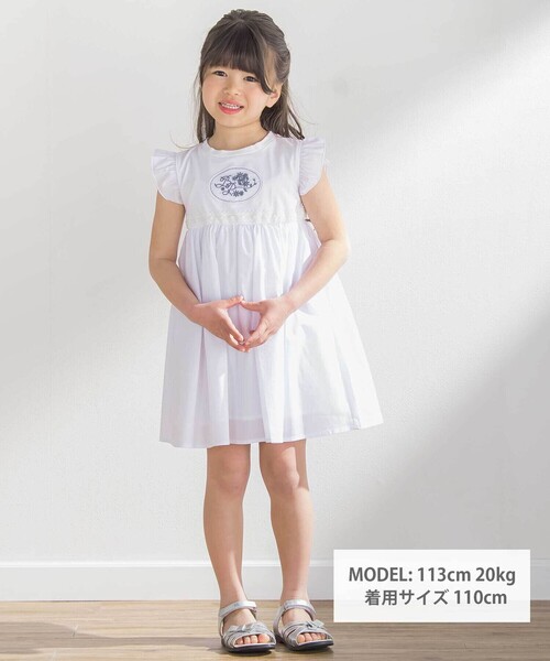 BeBe Petits Pois Vert(ベベプチポワヴェール)の「袖フリルエンブレム刺しゅうワンピース(95~150cm)(ワンピース・キッズ・ブルー/ホワイト・130cm/140cm/150cm/120cm)」の6枚目の写真