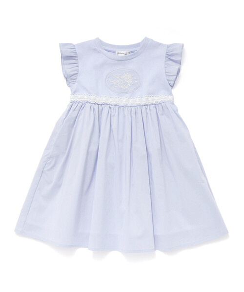 BeBe Petits Pois Vert(ベベプチポワヴェール)の「袖フリルエンブレム刺しゅうワンピース(95~150cm)(ワンピース・キッズ・ブルー/ホワイト・130cm/140cm/150cm/120cm)」の12枚目の写真