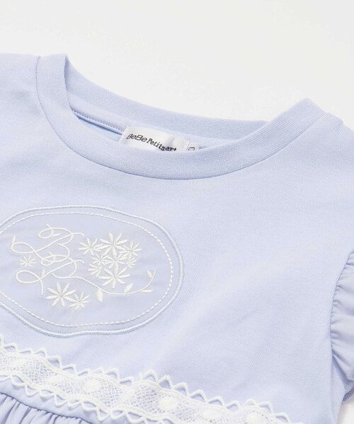 BeBe Petits Pois Vert(ベベプチポワヴェール)の「袖フリルエンブレム刺しゅうワンピース(95~150cm)(ワンピース・キッズ・ブルー/ホワイト・130cm/140cm/150cm/120cm)」の14枚目の写真