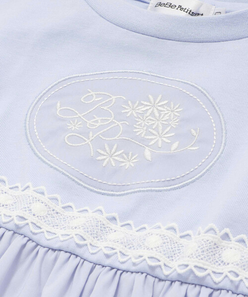 BeBe Petits Pois Vert(ベベプチポワヴェール)の「袖フリルエンブレム刺しゅうワンピース(95~150cm)(ワンピース・キッズ・ブルー/ホワイト・130cm/140cm/150cm/120cm)」の16枚目の写真