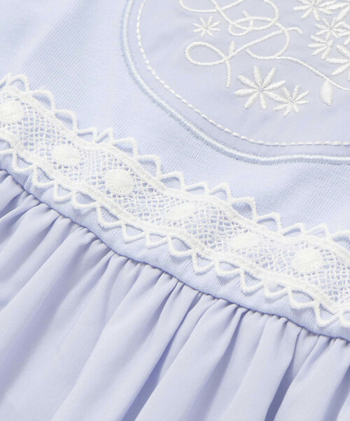 BeBe Petits Pois Vert(ベベプチポワヴェール)の「袖フリルエンブレム刺しゅうワンピース(95~150cm)(ワンピース・キッズ・ブルー/ホワイト・130cm/140cm/150cm/120cm)」の17枚目の写真