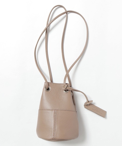 marco masi（マルコマージ）の「MARCO MASI/マルコマージ ショルダーバッグ 巾着バッグ 肩掛け ミニバッグ（ショルダーバッグ・レディース・ダークベージュ・FREE）」の2枚目の写真