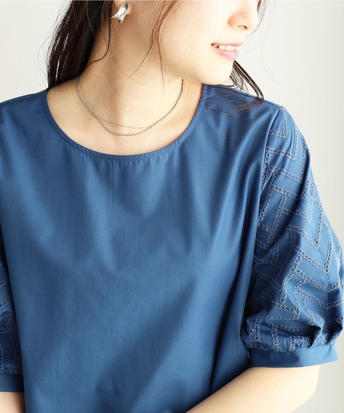 BELLUNA PLUS（ベルーナ）の「袖刺しゅう切替デザインブラウス（シャツ/ブラウス・レディース・ブルー/オフホワイト・LARGE/MEDIUM）」の7枚目の写真