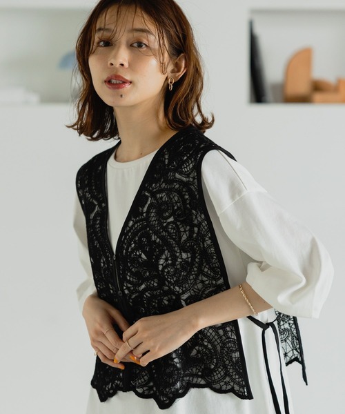 studio CLIP（スタディオクリップ）の「コードレースジレ（ベスト・レディース・ブラック/アイボリー・FREE）」の2枚目の写真