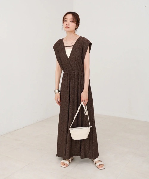 Bab（バブ）の「【低身長向けサイズあり】前後2WAYウェーブ柄シュシュ付ワンピース（つなぎ/オールインワン・レディース・ブラウン/ブラック/アイボリー/A・MEDIUM/SMALL）」の3枚目の写真