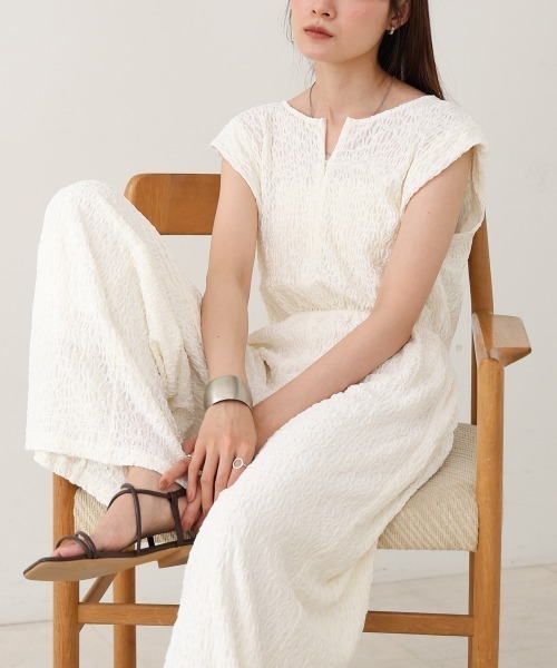 Bab（バブ）の「【低身長向けサイズあり】前後2WAYウェーブ柄シュシュ付ワンピース（つなぎ/オールインワン・レディース・ブラウン/ブラック/アイボリー/A・MEDIUM/SMALL）」の4枚目の写真