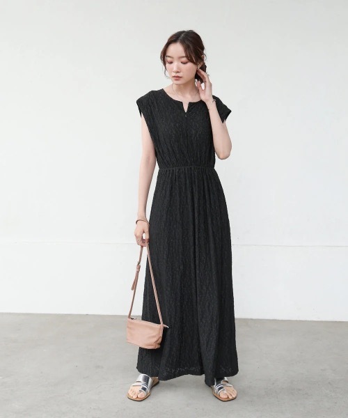 Bab（バブ）の「【低身長向けサイズあり】前後2WAYウェーブ柄シュシュ付ワンピース（つなぎ/オールインワン・レディース・ブラウン/ブラック/アイボリー/A・MEDIUM/SMALL）」の2枚目の写真